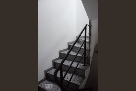 Casa à venda com 158m², 3 quartos e 3 vagasEscada piso superior 