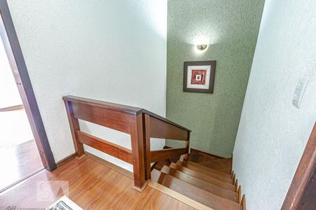 Casa para alugar com 330m², 4 quartos e 4 vagasEscadas