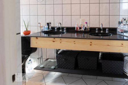 Casa à venda com 596m², 5 quartos e 8 vagas Casa à venda com 596m², 5 quartos e 8 vagasBanheiro da Suíte