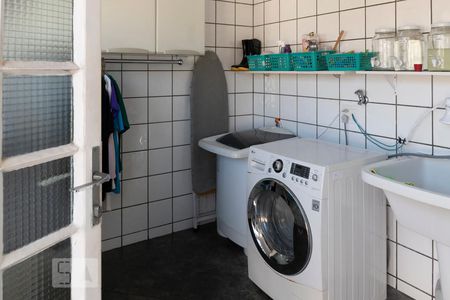 Casa à venda com 596m², 5 quartos e 8 vagas Casa à venda com 596m², 5 quartos e 8 vagasÁrea de Serviço