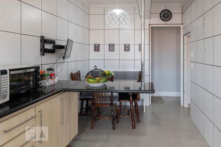 Casa à venda com 596m², 5 quartos e 8 vagas Casa à venda com 596m², 5 quartos e 8 vagasCozinha