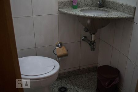 Casa à venda com 677m², 5 quartos e 8 vagasBanheiro 1