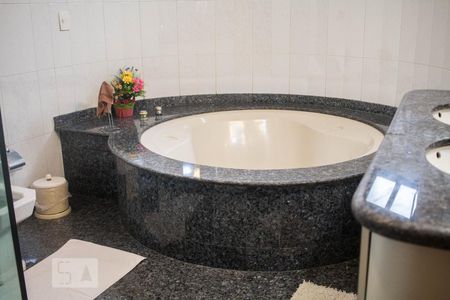 Casa à venda com 677m², 5 quartos e 8 vagasBanheiro da Suíte 1