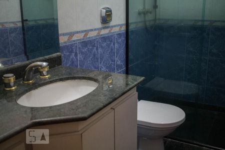 Casa à venda com 677m², 5 quartos e 8 vagasBanheiro da Suíte 4