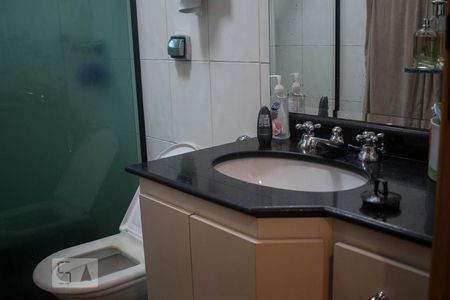 Casa à venda com 677m², 5 quartos e 8 vagasBanheiro da Suíte 2