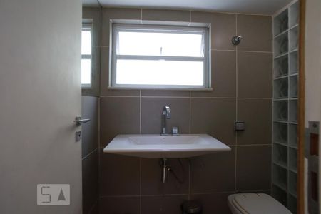 Casa à venda com 565m², 4 quartos e 3 vagasBanheiro de Serviço