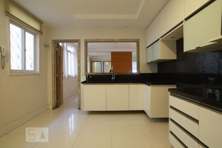 Casa à venda com 565m², 4 quartos e 3 vagasCozinha