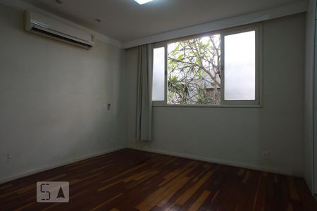 Casa à venda com 565m², 4 quartos e 3 vagasQuarto Suíte