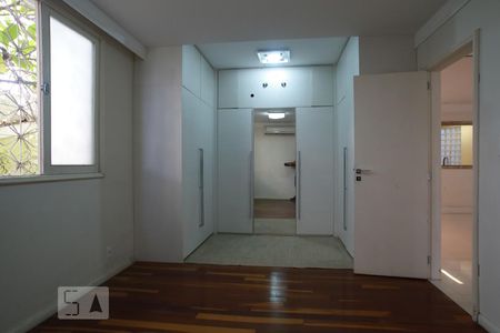 Casa à venda com 565m², 4 quartos e 3 vagasQuarto Suíte