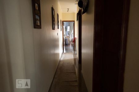 Casa à venda com 247m², 3 quartos e 6 vagas Casa à venda com 247m², 3 quartos e 6 vagasCorredor