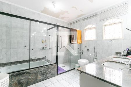 Casa à venda com 600m², 8 quartos e 6 vagasBanheiro da Suíte 4