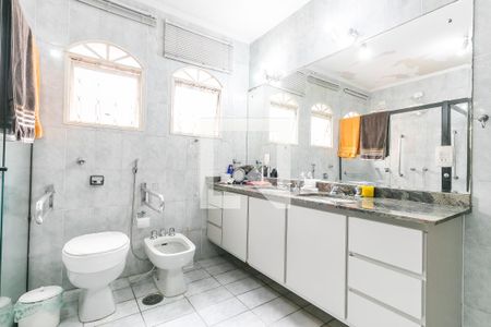 Casa à venda com 600m², 8 quartos e 6 vagasBanheiro da Suíte 4