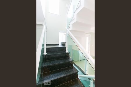 Escada de casa para alugar com 4 quartos, 290m² em Vila Antonina, São Paulo