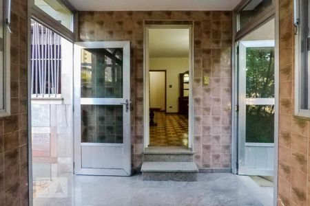 Entrada de casa para alugar com 5 quartos, 240m² em Vila Santo Estéfano, São Paulo