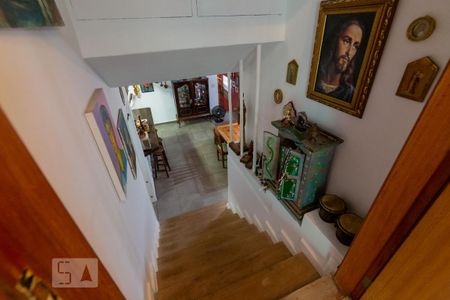 Casa para alugar com 300m², 4 quartos e 1 vaga Casa para alugar com 300m², 4 quartos e 1 vagaEscada