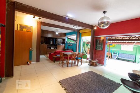 Sala de TV de casa à venda com 4 quartos, 300m² em Grajaú, Rio de Janeiro