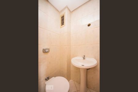 Lavabo de apartamento para alugar com 3 quartos, 120m² em Petrópolis, Porto Alegre