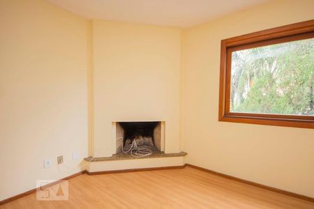 Sala com lareira de apartamento para alugar com 3 quartos, 120m² em Petrópolis, Porto Alegre