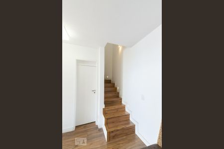 Apartamento à venda com 77m², 1 quarto e 2 vagas Apartamento à venda com 77m², 1 quarto e 2 vagasEscada
