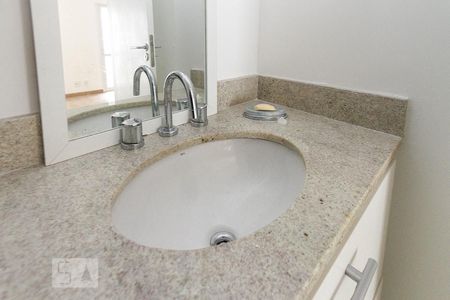 Banheiro de kitnet/studio para alugar com 1 quarto, 48m² em Mooca, São Paulo