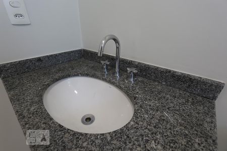 Apartamento para alugar com 75m², 2 quartos e 2 vagas Apartamento para alugar com 75m², 2 quartos e 2 vagasBanheiro da suíte - Pia