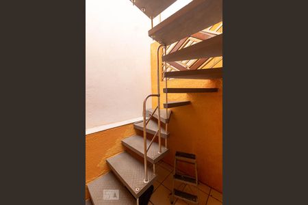 Casa à venda com 329m², 4 quartos e 5 vagas Casa à venda com 329m², 4 quartos e 5 vagasEscada para Cobertura