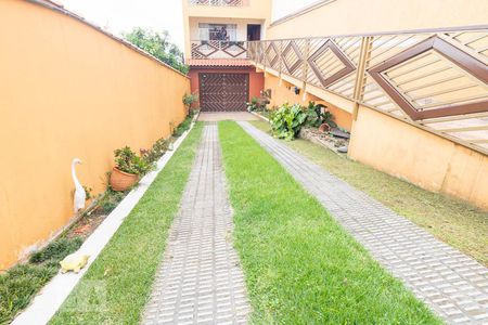 Casa à venda com 329m², 4 quartos e 5 vagas Casa à venda com 329m², 4 quartos e 5 vagasJardim e vista da Casa