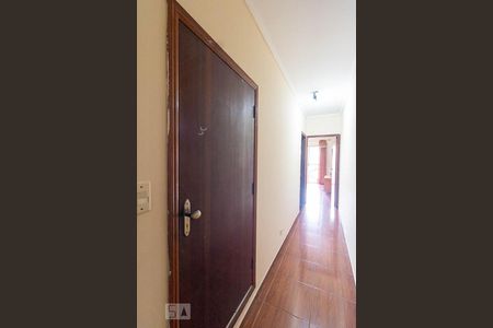 Casa à venda com 329m², 4 quartos e 5 vagas Casa à venda com 329m², 4 quartos e 5 vagasCorredor