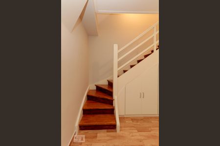 Casa à venda com 210m², 4 quartos e sem vagaEscada inferior