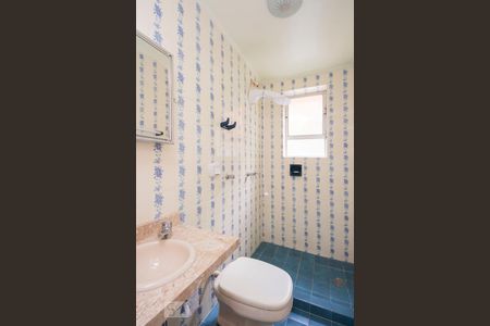 Banheiro  de apartamento para alugar com 1 quarto, 45m² em São João, Porto Alegre