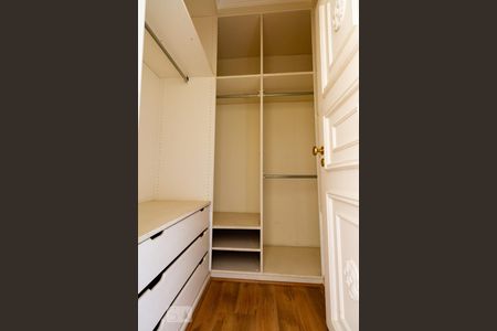 Apartamento à venda com 500m², 4 quartos e 5 vagas Apartamento à venda com 500m², 4 quartos e 5 vagasCloset da Suíte 2