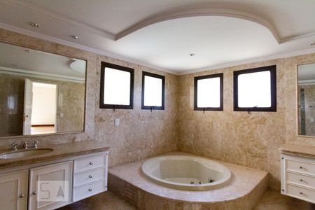 Apartamento à venda com 500m², 4 quartos e 5 vagas Apartamento à venda com 500m², 4 quartos e 5 vagasBanheiro da Suíte master