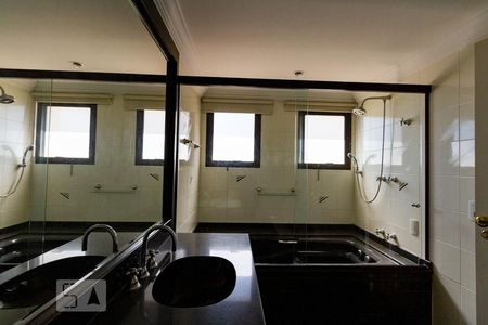 Apartamento à venda com 500m², 4 quartos e 5 vagas Apartamento à venda com 500m², 4 quartos e 5 vagasBanheiro da Suíte 3