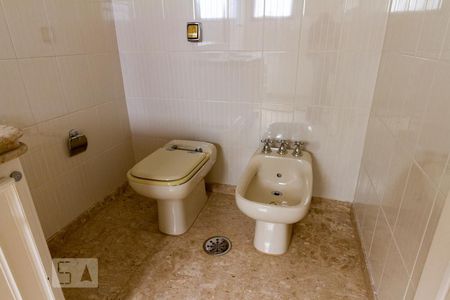 Apartamento à venda com 500m², 4 quartos e 5 vagas Apartamento à venda com 500m², 4 quartos e 5 vagasBanheiro da Suíte 2