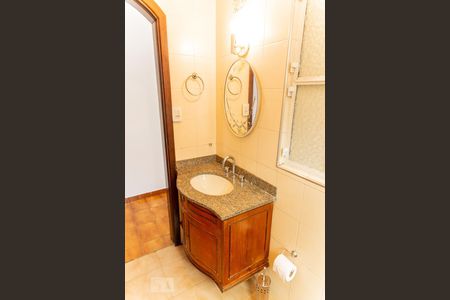 Casa à venda com 220m², 5 quartos e 3 vagasBanheiro 1