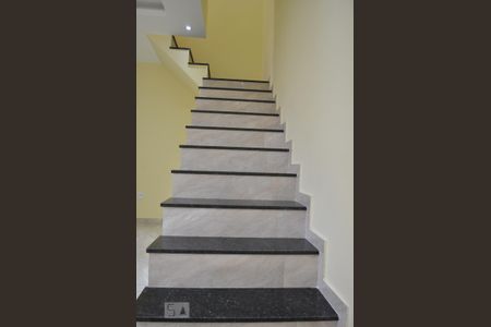 Casa para alugar com 82m², 2 quartos e sem vagaEscada dos quartos e banheiro