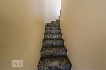 Casa à venda com 380m², 5 quartos e 6 vagas Casa à venda com 380m², 5 quartos e 6 vagasEscada interna - Andar inferior