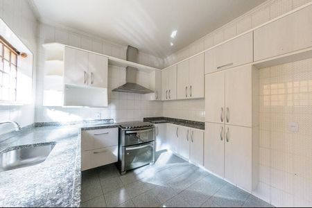 Casa à venda com 380m², 5 quartos e 6 vagas Casa à venda com 380m², 5 quartos e 6 vagasCozinha