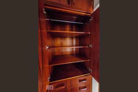 Casa à venda com 380m², 5 quartos e 6 vagas Casa à venda com 380m², 5 quartos e 6 vagasCorredor