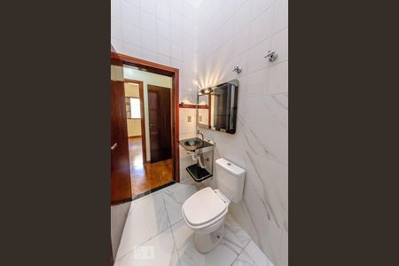 Casa à venda com 380m², 5 quartos e 6 vagas Casa à venda com 380m², 5 quartos e 6 vagasBanheiro Social