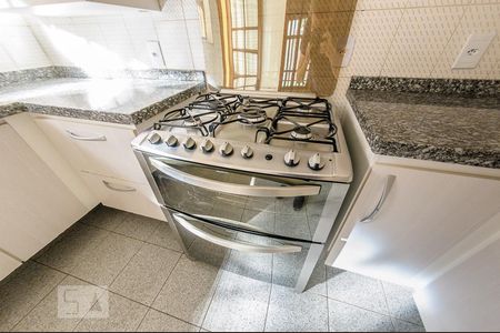 Casa à venda com 380m², 5 quartos e 6 vagas Casa à venda com 380m², 5 quartos e 6 vagasCozinha