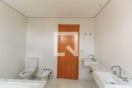 Apartamento à venda com 335m², 5 quartos e 6 vagas Apartamento à venda com 335m², 5 quartos e 6 vagasBanheiro do Quarto 4