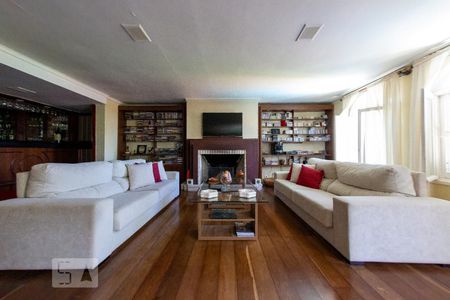 Casa à venda com 500m², 4 quartos e 4 vagas Casa à venda com 500m², 4 quartos e 4 vagasSala de Jogos