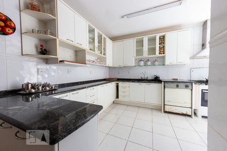 Casa à venda com 500m², 4 quartos e 4 vagas Casa à venda com 500m², 4 quartos e 4 vagasCozinha