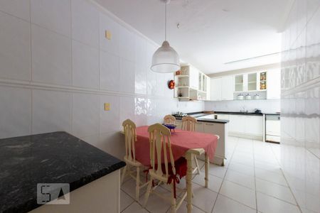 Casa à venda com 500m², 4 quartos e 4 vagas Casa à venda com 500m², 4 quartos e 4 vagasCozinha