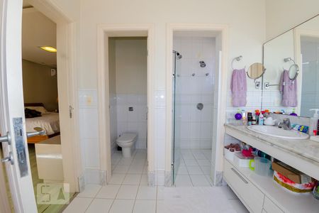 Casa para alugar com 350m², 5 quartos e 2 vagas Casa para alugar com 350m², 5 quartos e 2 vagasBanheiro da suíte