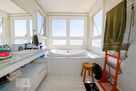 Casa para alugar com 350m², 5 quartos e 2 vagas Casa para alugar com 350m², 5 quartos e 2 vagasBanheiro da suíte
