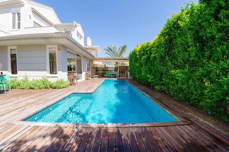 Casa para alugar com 350m², 5 quartos e 2 vagas Casa para alugar com 350m², 5 quartos e 2 vagasPiscina