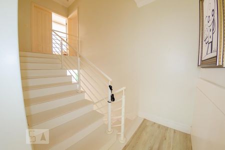 Casa para alugar com 350m², 5 quartos e 2 vagas Casa para alugar com 350m², 5 quartos e 2 vagasEscada