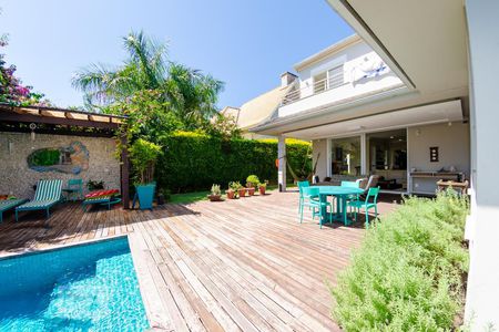 Casa para alugar com 350m², 5 quartos e 2 vagas Casa para alugar com 350m², 5 quartos e 2 vagasPiscina